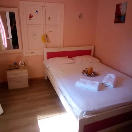 Angela, Traditional In The Village Ferienhaus