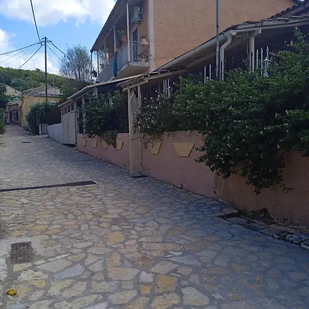 Angela, Traditional In The Village Ferienhaus
